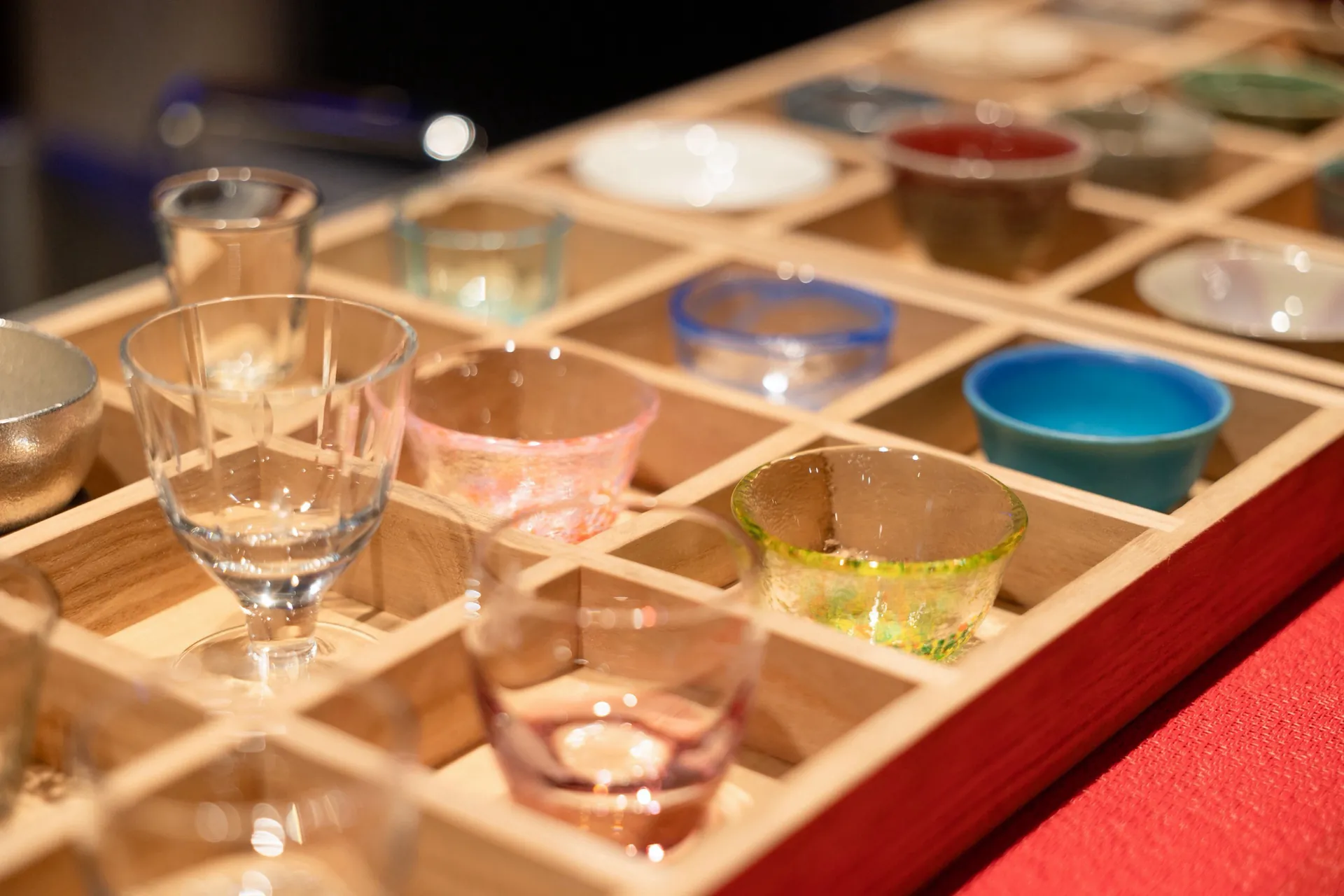彩り豊かな酒器とグラス