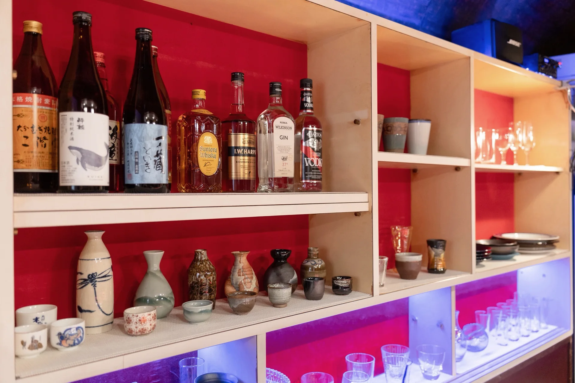 酒瓶と酒器が並ぶ、ふろむなの棚