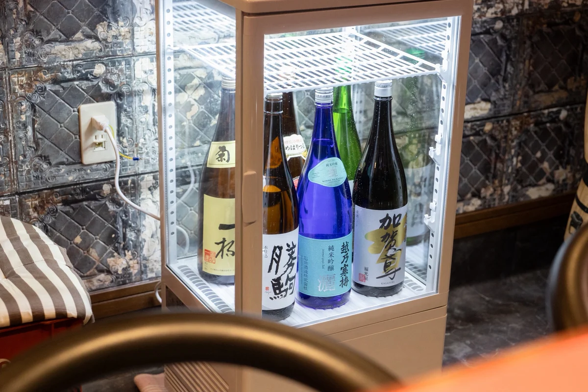 冷蔵ケースに並ぶ日本酒の瓶